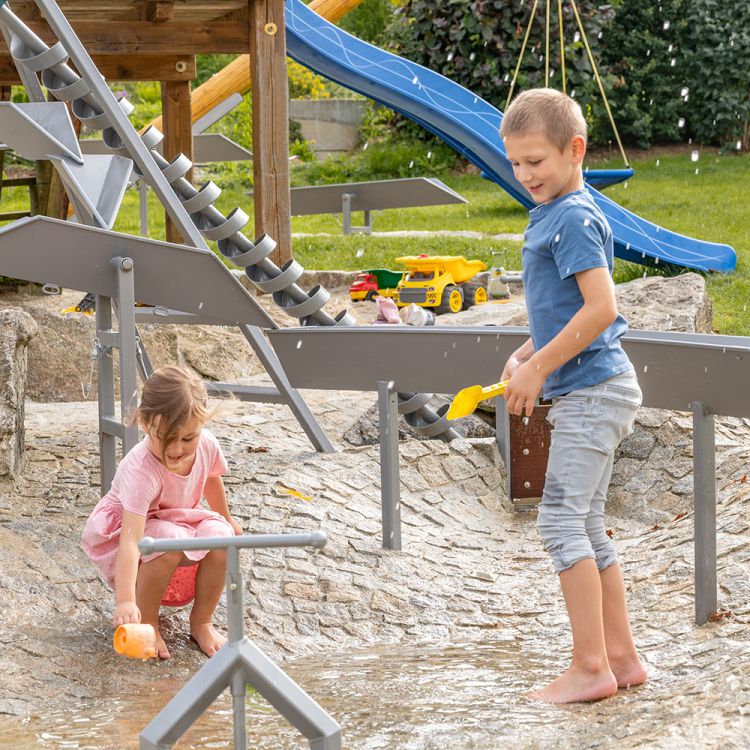 Kinder spielen im Wasserpark