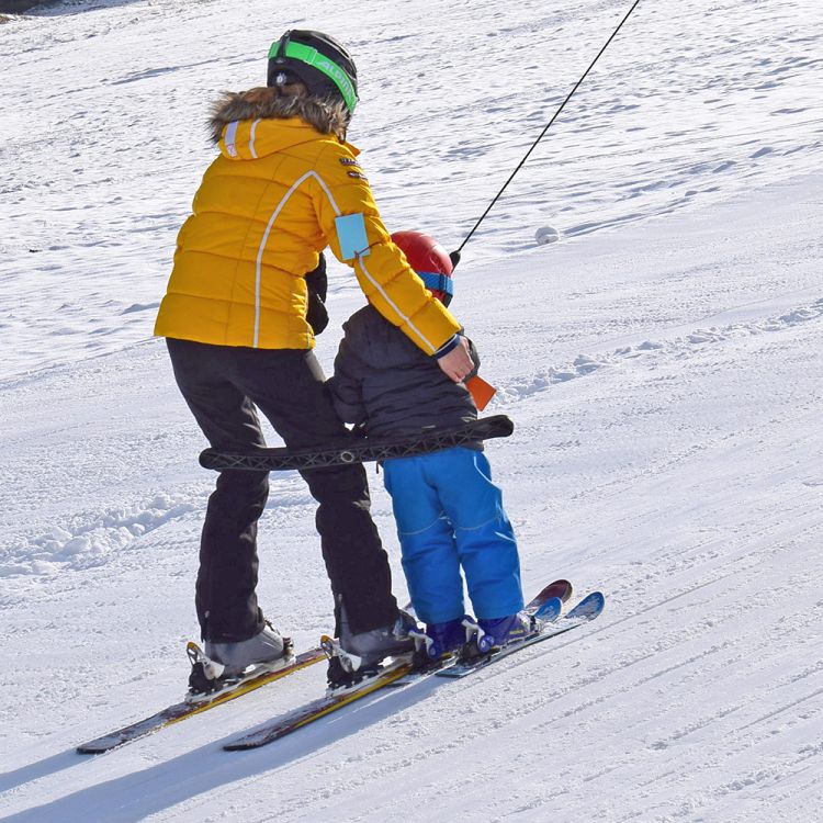 Kind mit Mutter im Schlepplift