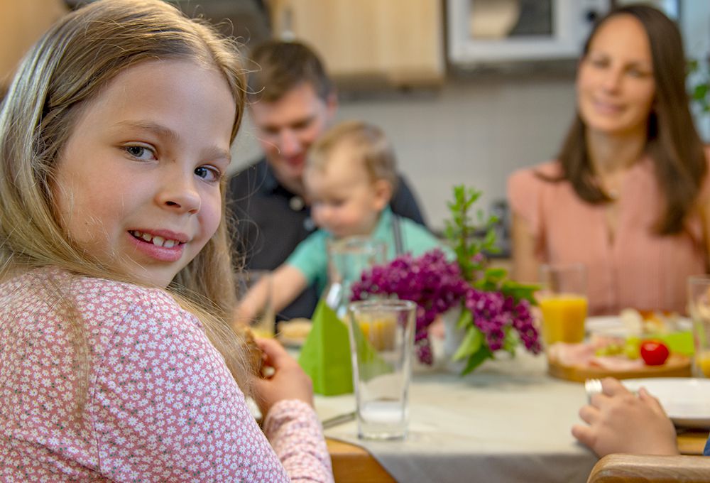 Familie beim Frühstücken