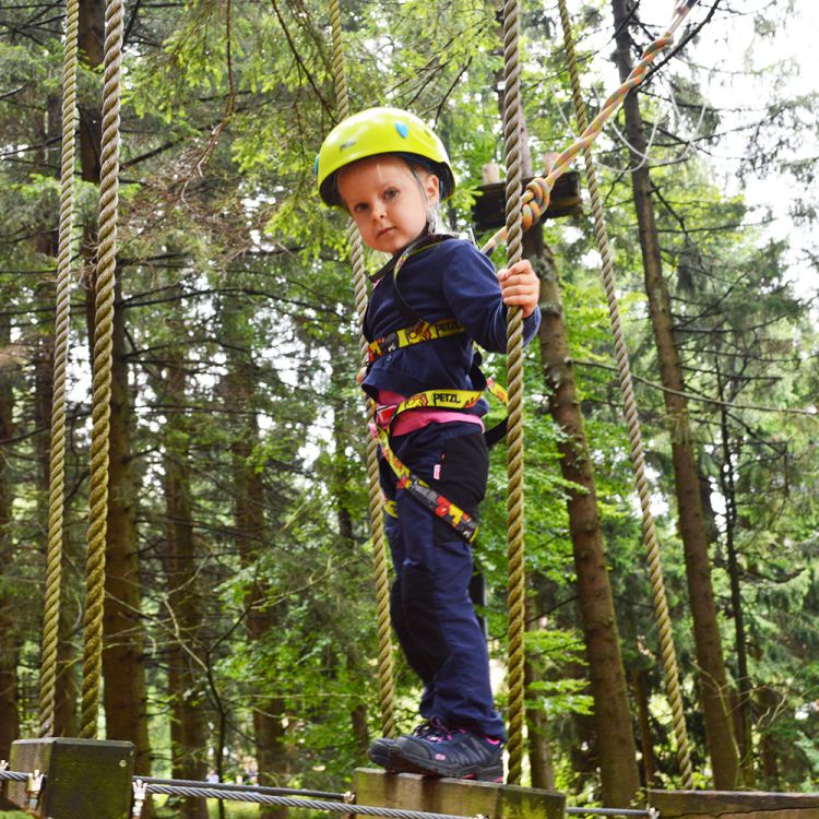 Kind im Kletterpark