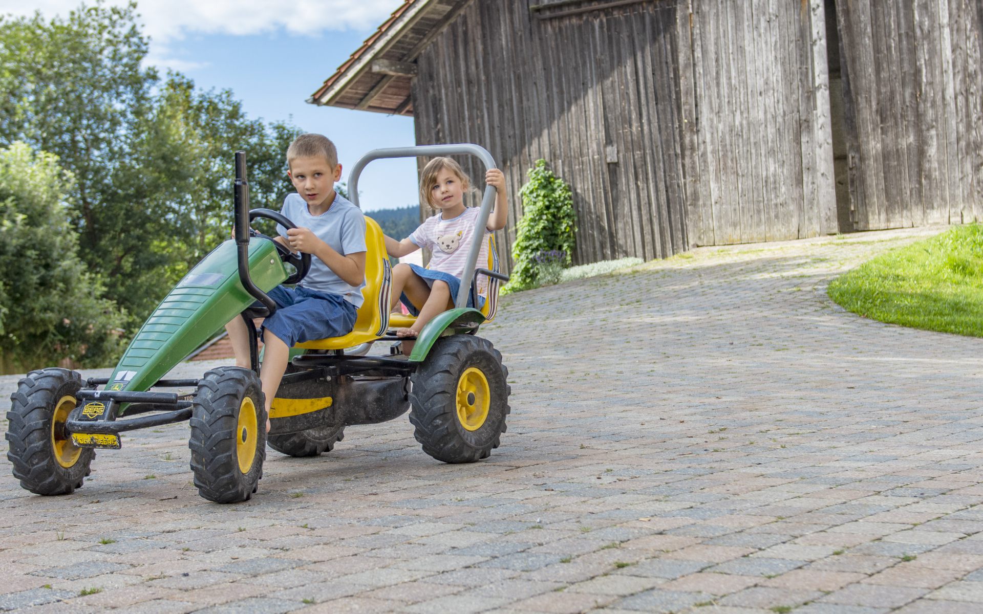 Kinder bei Kartfahren