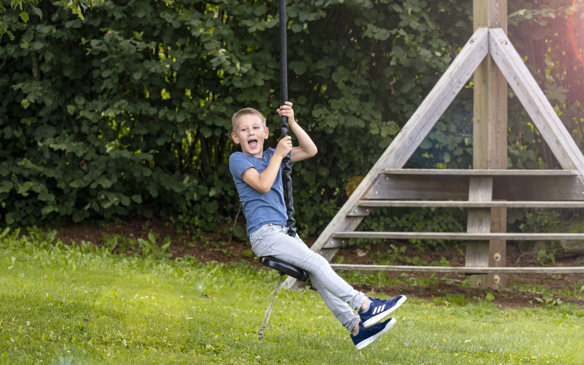 Junge mit Seilbahn