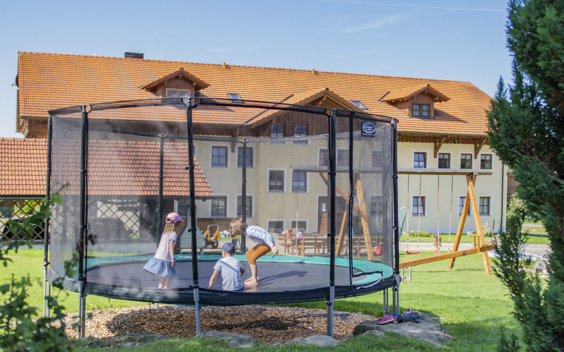 Kinder auf Trampolin