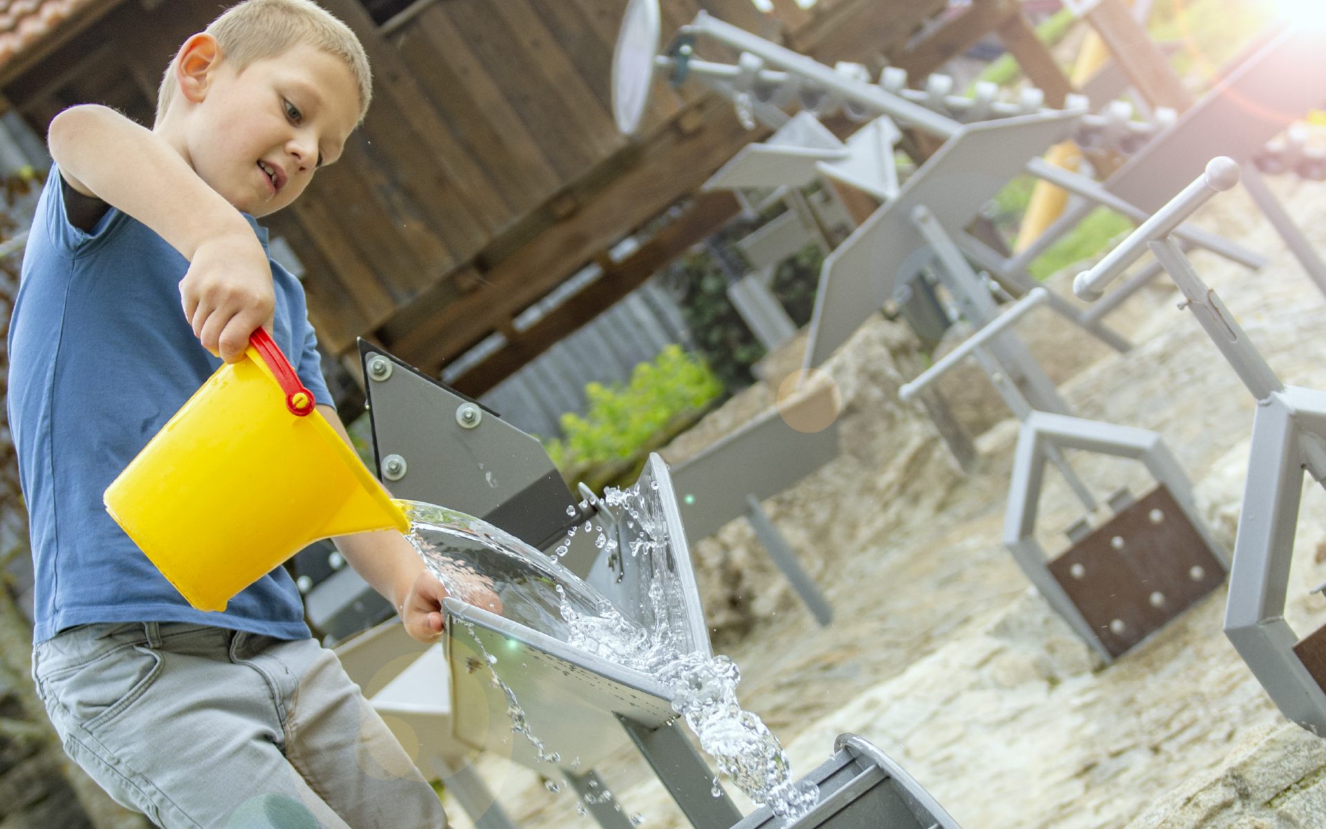 Junge spielt am Wasserspielplatz